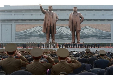 Hai bức tượng cố nhà lãnh đạo Kim Nhật Thành và cố nhà lãnh đạo Kim Jong Il tại thủ đô Bình Nhưỡng.